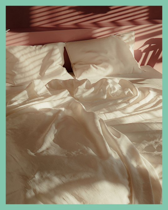 Una cama con sábanas IKEA.