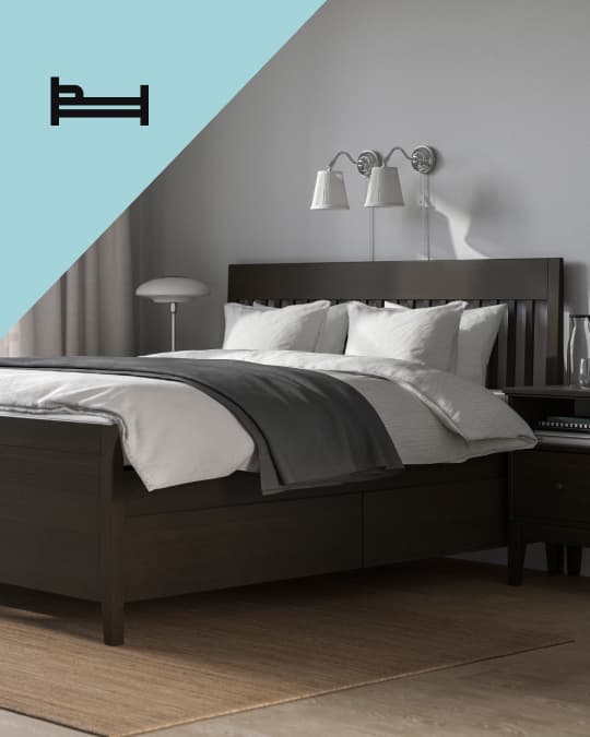 Una cama doble con cabecero y en el costado superior izquierdo de la foto un ícono de cama.