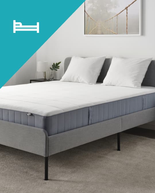 Una cama IKEA con un colchón con doble agarre.