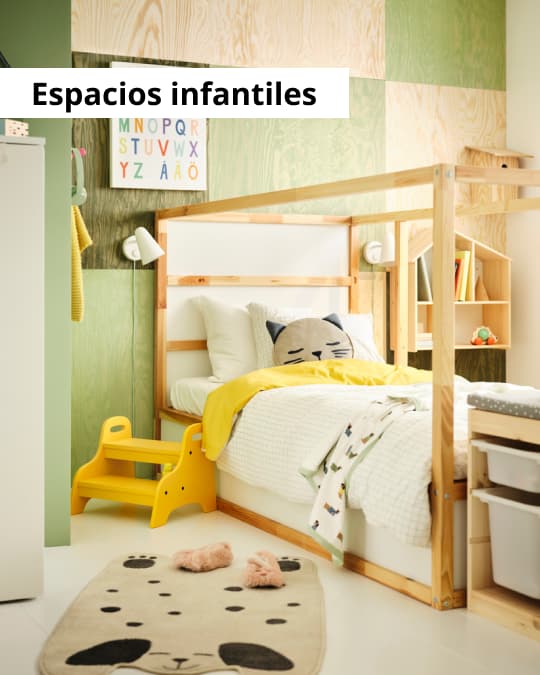 Una cama KURA IKEA con textiles infantiles.