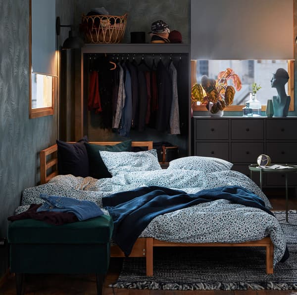 Una cama TARVA y cortinas.