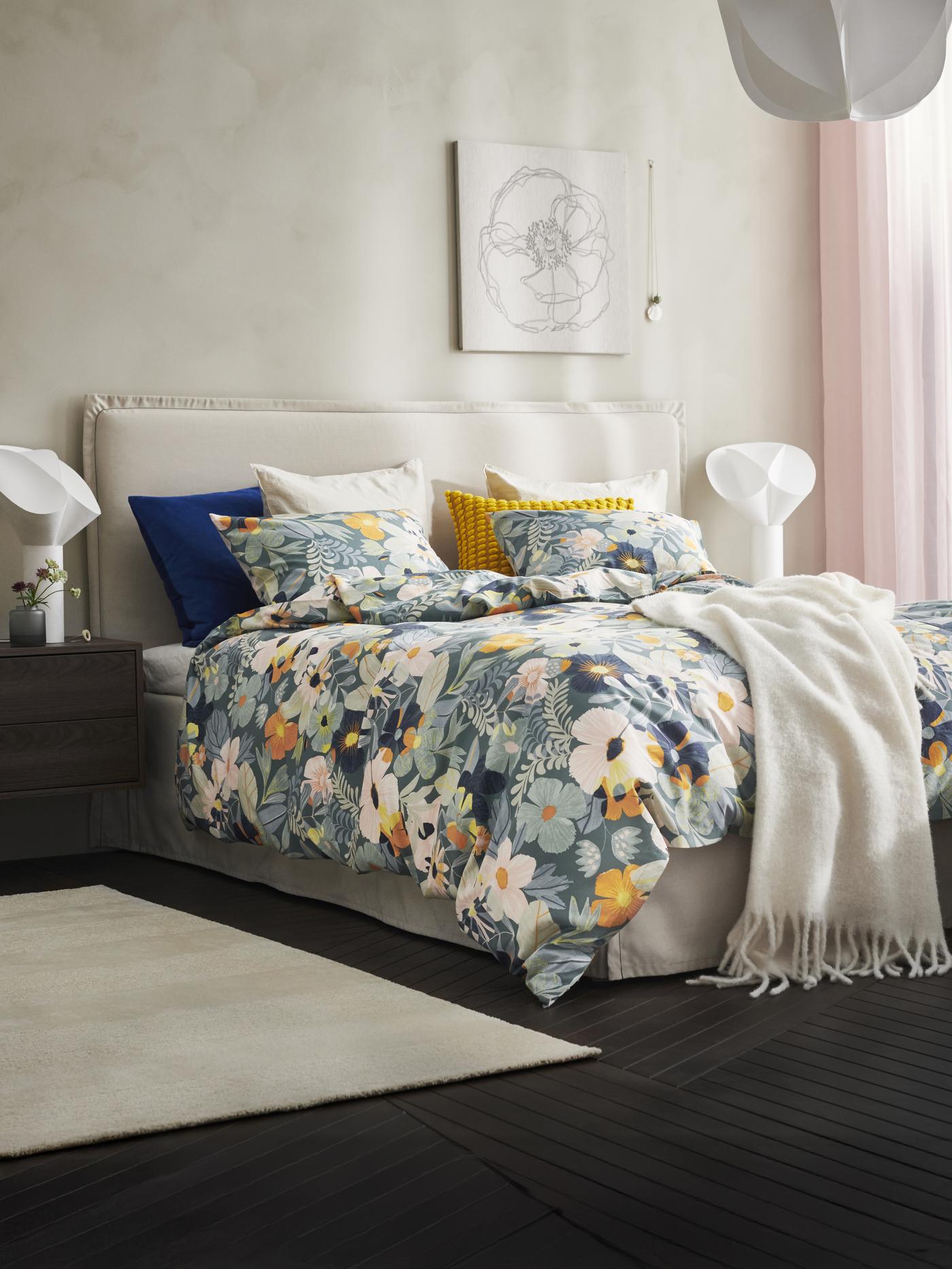 Una camera da letto con biancheria da letto con motivo floreale