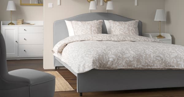 Una camera da letto con un buffet bianco della serie HAUGA.