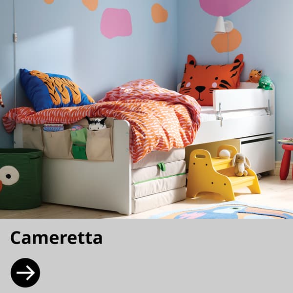 Una cameretta con biancheria colorata, un cesto per giocattoli e uno sgabello per bambini.