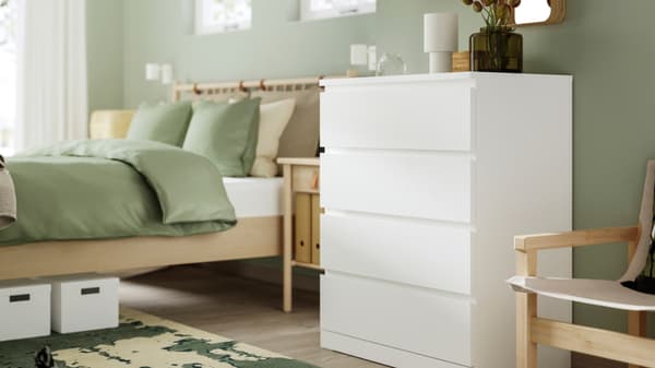 Una cassettiera MALM bianca in una camera da letto