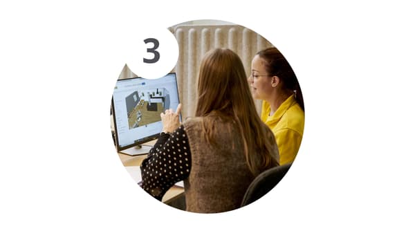 Una cliente e una coworker IKEA stanno progettando insieme l'arredamento di una stanza al computer 