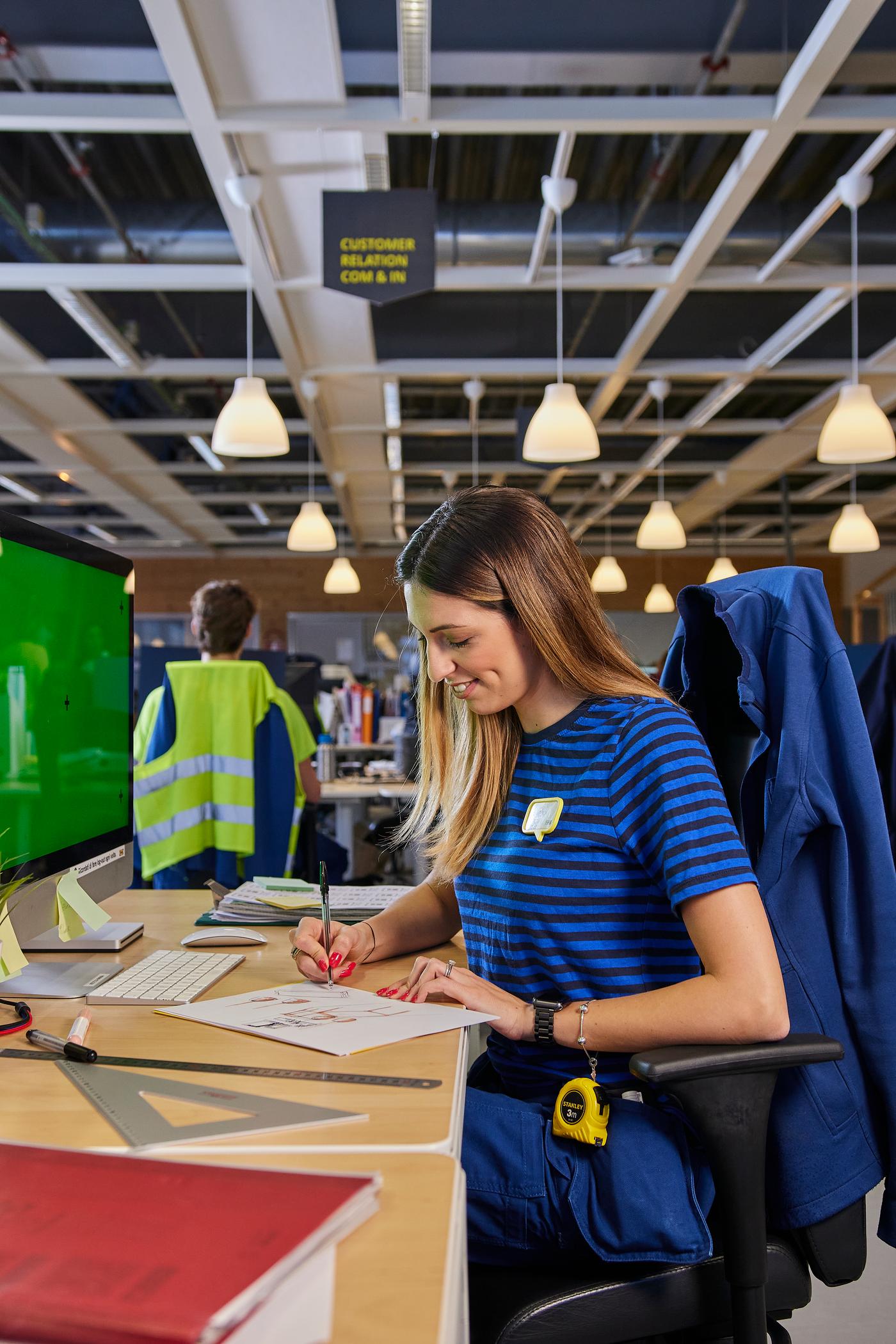 Una co-worker che progetta soluzioni d'arredo e Interior Design per i clienti IKEA.