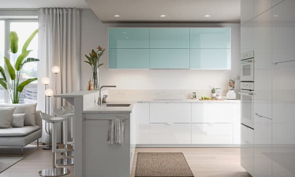 Una cocina con estilo moderno popular, blanca de IKEA con lacados y brillo.