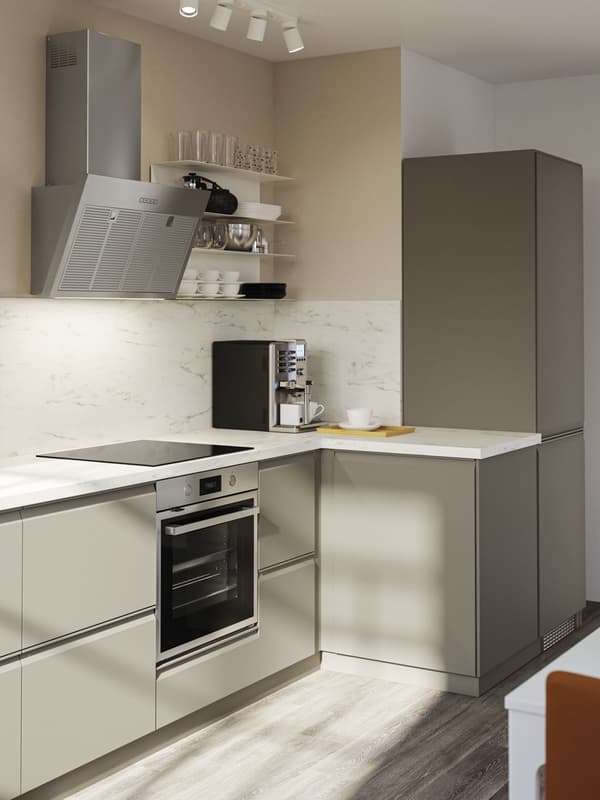 Una cocina con frentes UPPLÖV en color beige