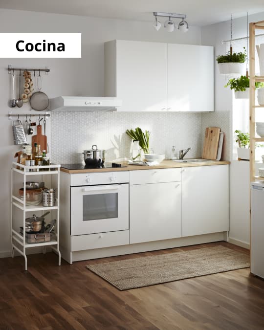 Una cocina con muebles de cocina KNOXHULT de IKEA y un carrito organizador.