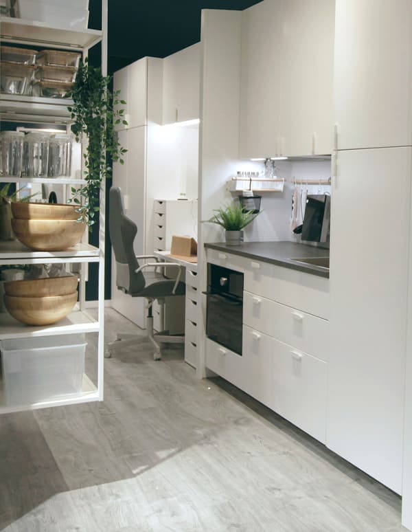 Una cocina muy pequeña en el pasillo