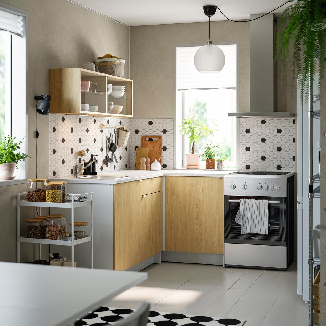 Una cocina pequeña con muebles KNOXHULT con frentes de cocina efecto madera.