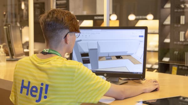 Una col·laboradora d'IKEA ajuda una clienta a dissenyar la seva cuina amb l'eina de planificació de cuines.