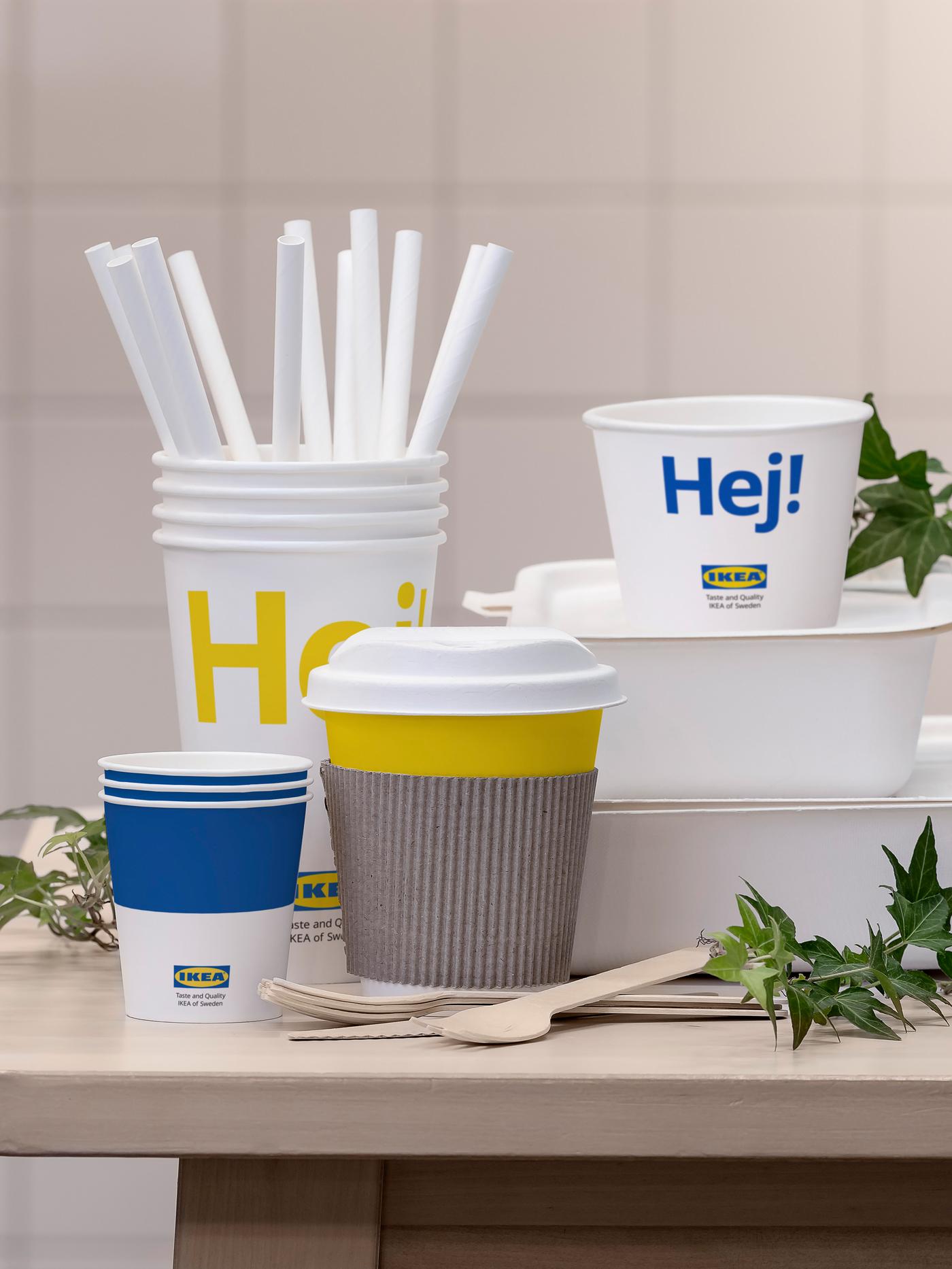 Una colección de envases de comida para llevar que incluye vasos, popotes y cajas, algunos con el logotipo de IKEA y la palabra "Hej".