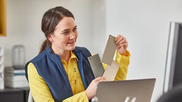 Una collaboratrice IKEA in videoconferenza con un cliente per un progetto.