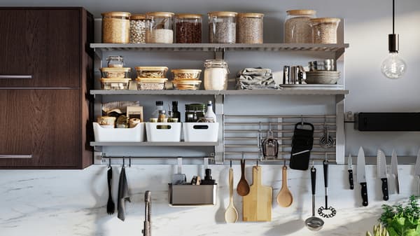 Una combinazione di accessori da parete KUNGSFORS per la cucina con contenitori con coperchio in vetro, contenitori VARIERA bianchi e utensili appesi - IKEA
