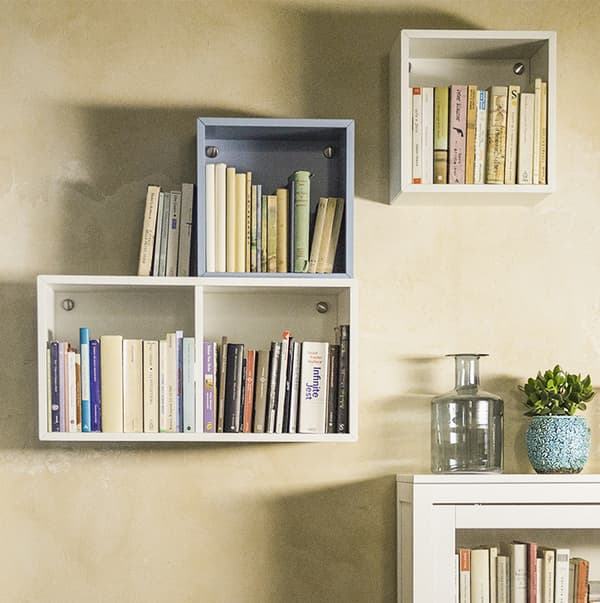 Una combinazione di mobili EKET a parete con all'interno diversi libri.