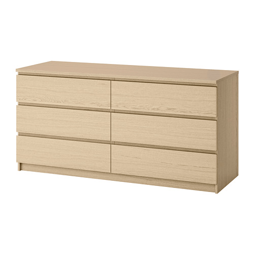 Una cómoda de 6 cajones de color madera sobre un fondo blanco.