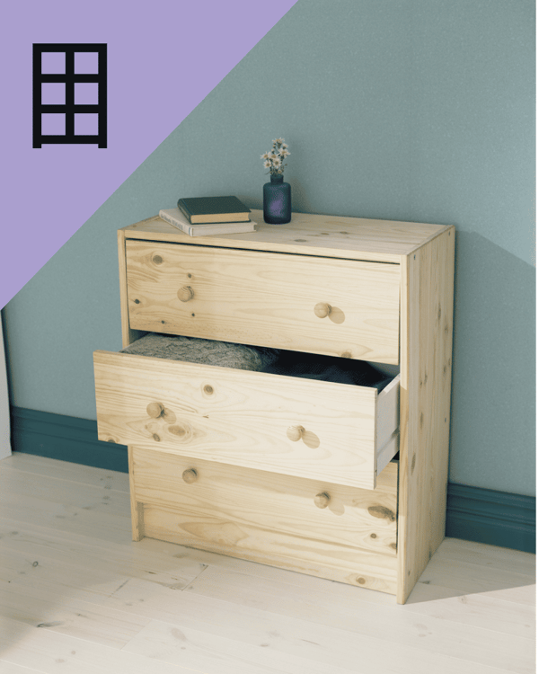 Una cómoda de madera con un cajón abierto.