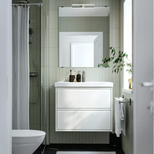 Una composizione bagno ÄNGSJÖN bianco lucido visto frontalmente con specchio rettangolare e accessori per il bagno.