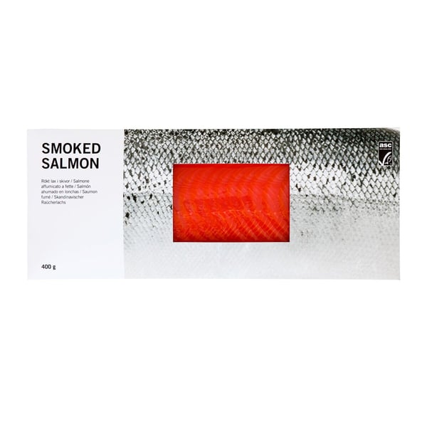 Una confezione di salmone affumicato a fette certificato ASC
