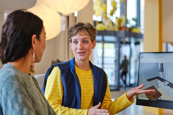 Una consulente IKEA sta progettando con una cliente la sua nuova cucina.