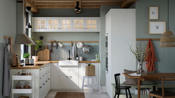 Una cucina angolare in stile country nei toni del bianco.