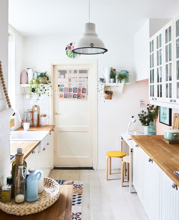 Una cucina bianca con accessori color pastello - IKEA