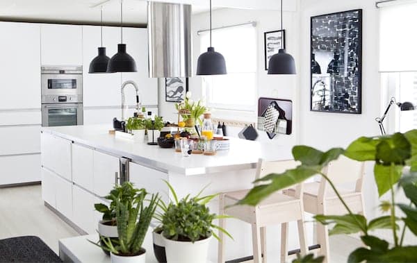 Una cucina bianca con piante e dettagli neri - IKEA