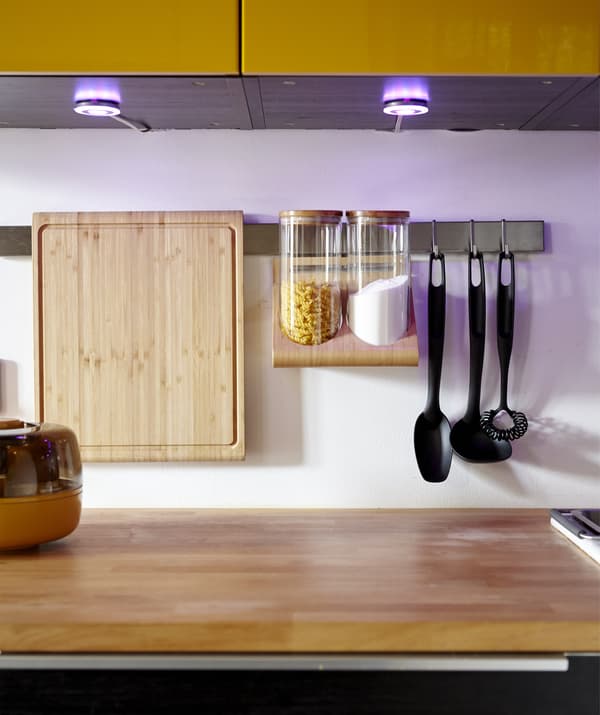 Una cucina con faretti e un binario per gli utensili.