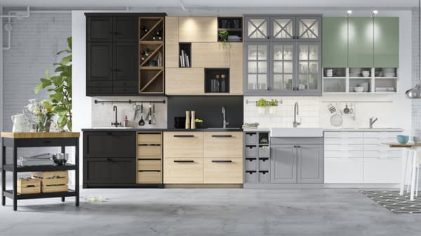 Una cucina con quattro varianti diverse di ante ed eletrodomestici.