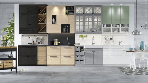 Una cucina con quattro varianti diverse di ante ed eletrodomestici in diversi modelli e decorazioni.