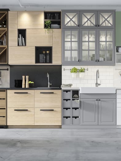 Una cucina con quattro varianti diverse di ante ed eletrodomestici