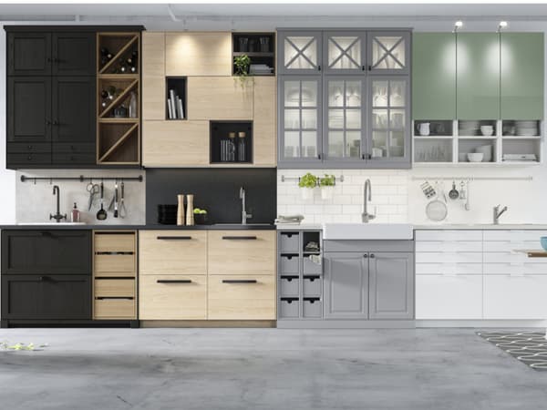 Una cucina con quattro varianti diverse di ante ed eletrodomestici in diversi modelli e decorazioni.