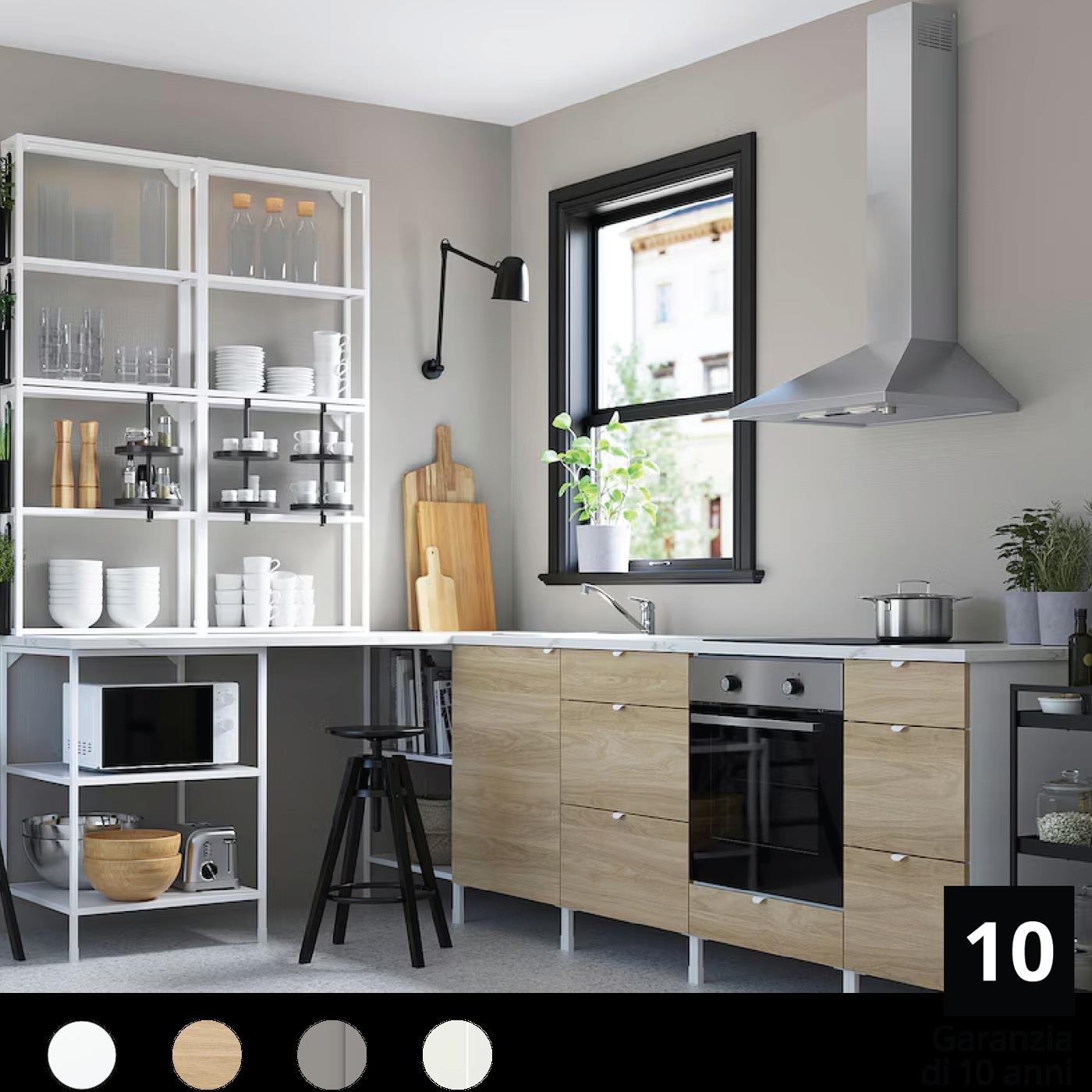 Una cucina ENHET completa con scaffali, piano di cottura a induzione, sgabello e un carrello nero.