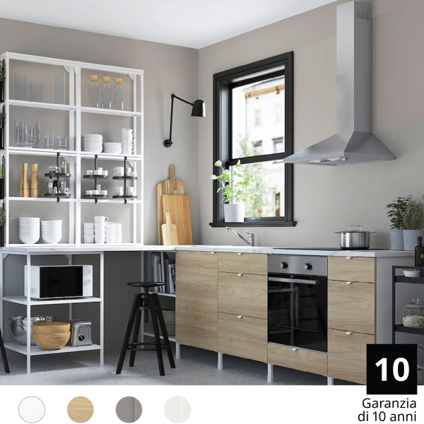 Una cucina ENHET completa con scaffali, piano di cottura a induzione, sgabello e un carrello nero.