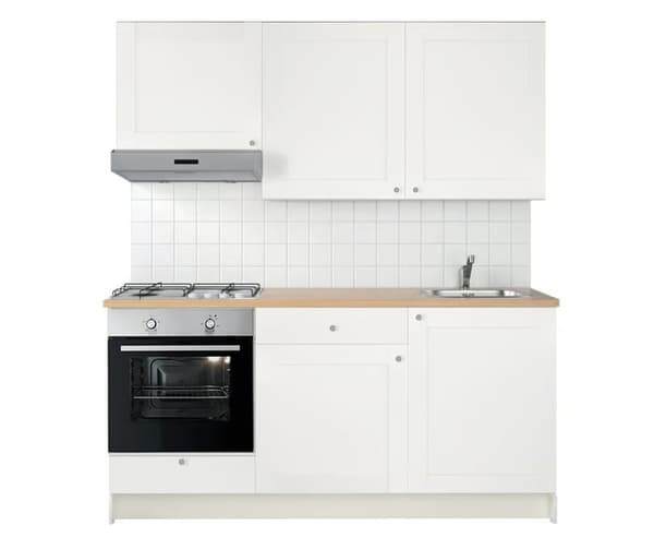 Una cucina KNOXHULT bianca con cornice ed elettrodomestici inox