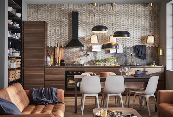 Una cucina sui toni del marrone con un tavolo e sedie ODGER.