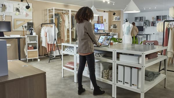 Una donna all'interno di un negozio di abbigliamento