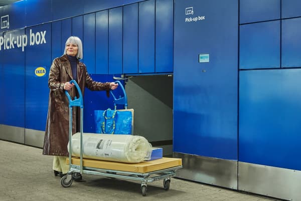 Una donna ritira il suo ordine IKEA presso un locker IKEA con armadietti di diverse dimensioni