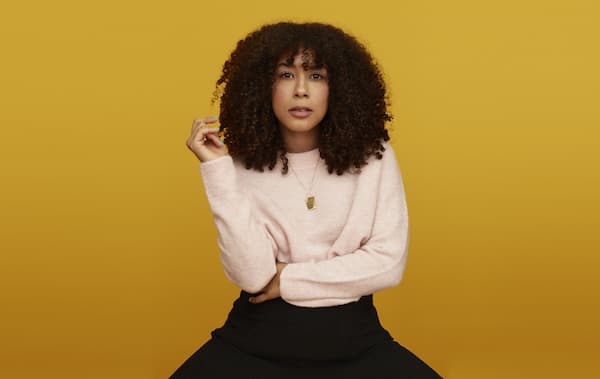 Una donna su sfondo giallo - IKEA