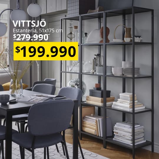 Una estantería al costado de una mesa de comedor. Dentro de la estantería diferentes decoraciones y productos organizados.