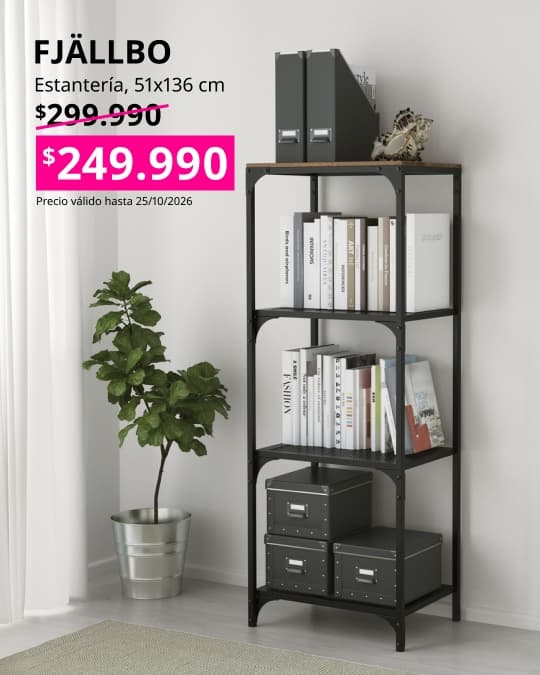 Una estantería FJÄLLBO negra en la sala de estar.