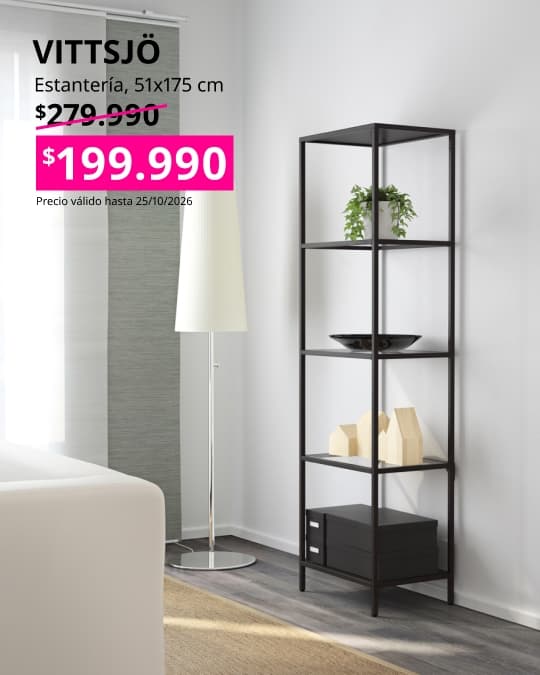 Una estantería VITTSJÖ de color negro-marrón y vidrio en la sala de estar.