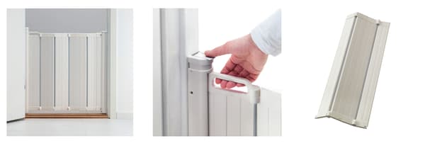 Una extensión de la puerta de seguridad en una puerta, una mano ajustando la extensión de seguridad y la extensión sobre un fondo blanco.