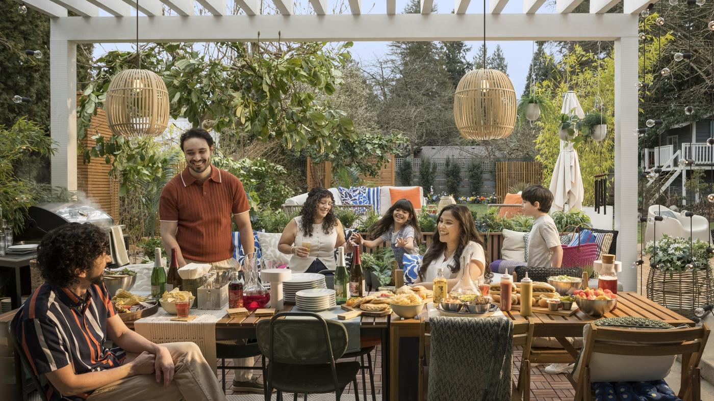 una familia comiendo afuera