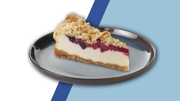 Una fetta di torta su un piatto blu. 