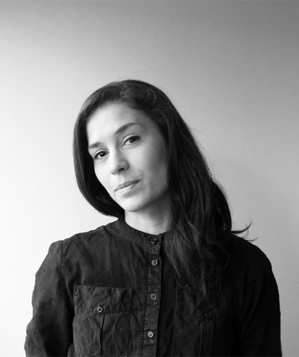 Una foto di Stina Lanneskog, designer del nuovo lampadario ÄPPELVIKEN.