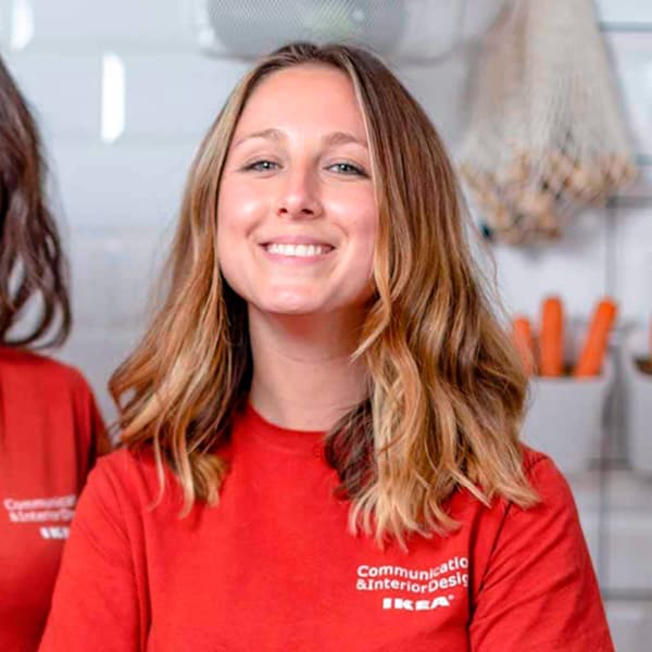 Una foto frontale di Andreana, Interior design IKEA, che sorride con una maglia rossa.