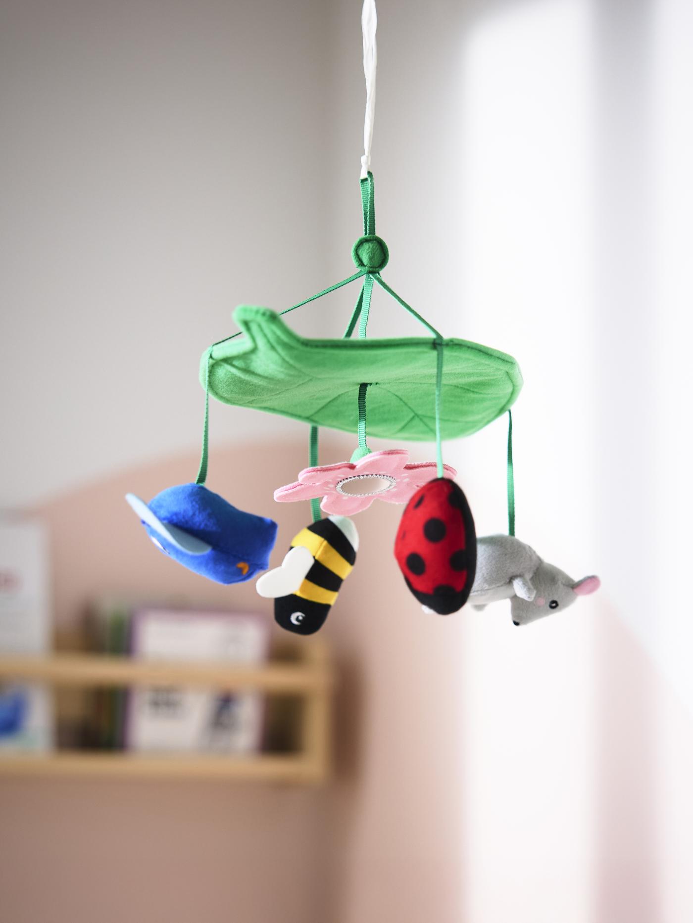 Una giostrina SANDBI appesa in una cameretta.